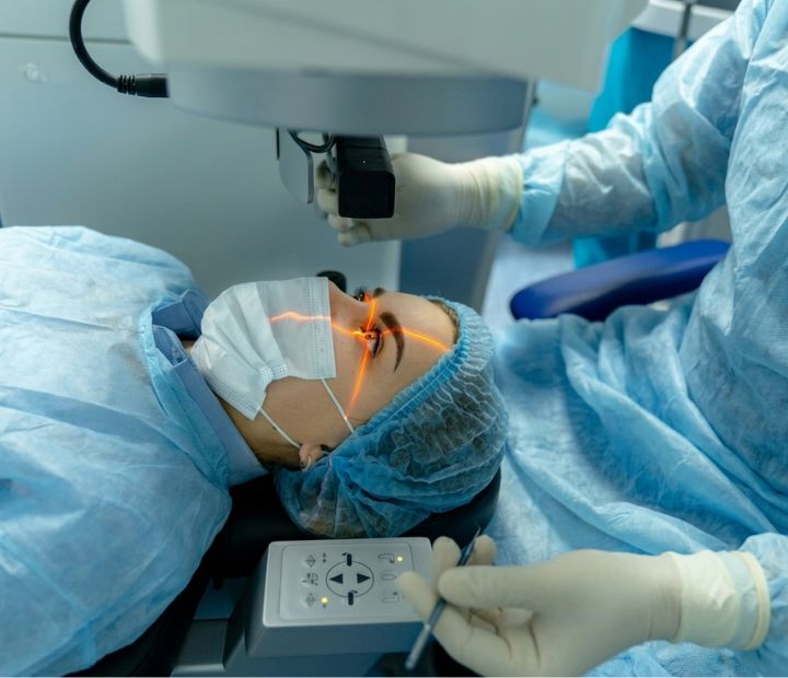 Paciente durante procedimiento de cirugía lasik y prk realizado por especialistas en oftalmología con tecnología de alta precisión.