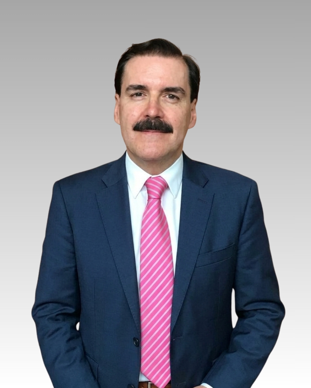 Dr. Carlos Saldarriaga Restrepo, especialista en oftalmología y pionero en cirugía refractiva con amplia trayectoria profesional