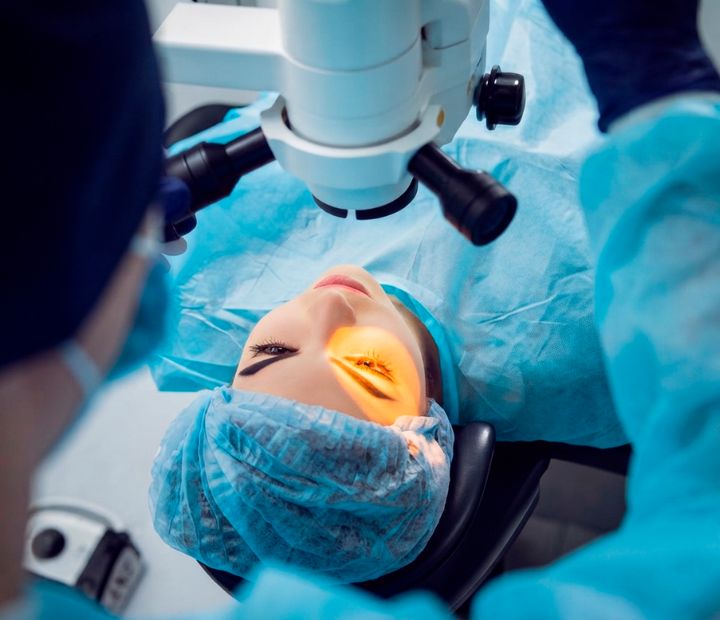 Paciente en procedimiento de cirugía de córnea bajo equipo oftalmológico especializado en la Clínica Láser de Ojos Medellín.
