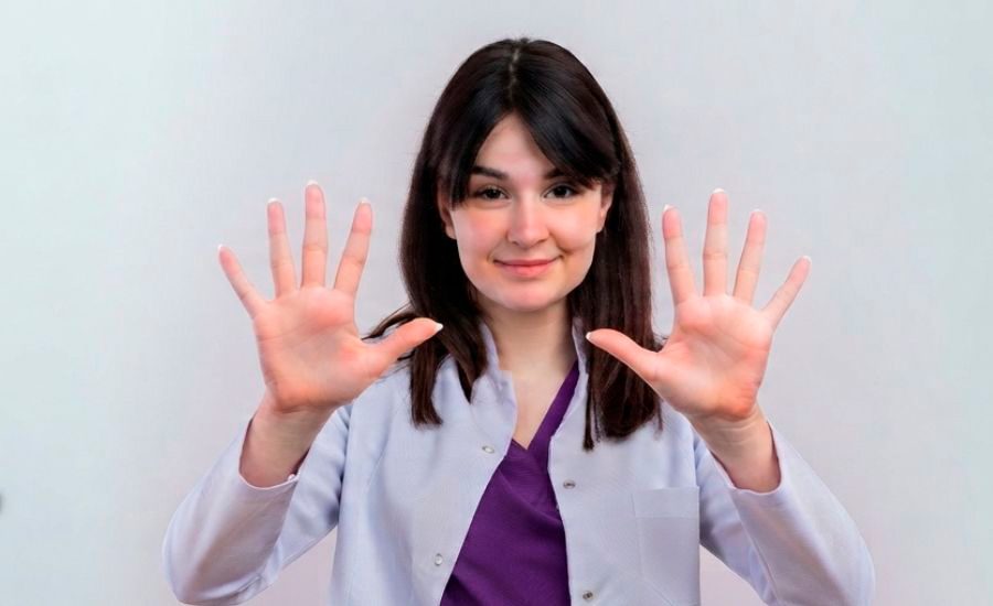 Especialista mostrando diez dedos en consultorio oftalmológico para ilustrar consejos de salud visual en la Clínica Láser de Ojos Medellín.