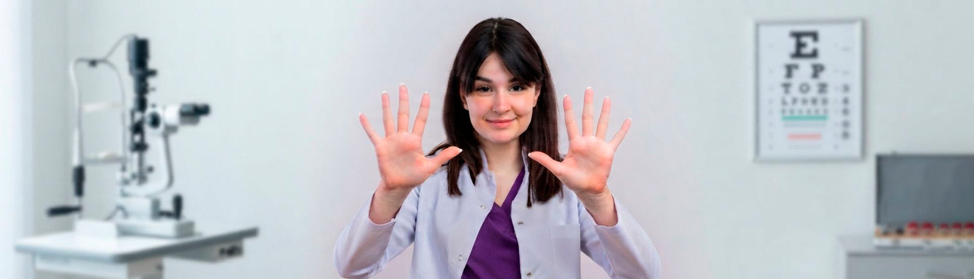 Especialista mostrando diez dedos en consultorio oftalmológico para ilustrar consejos de salud visual en la Clínica Láser de Ojos Medellín.