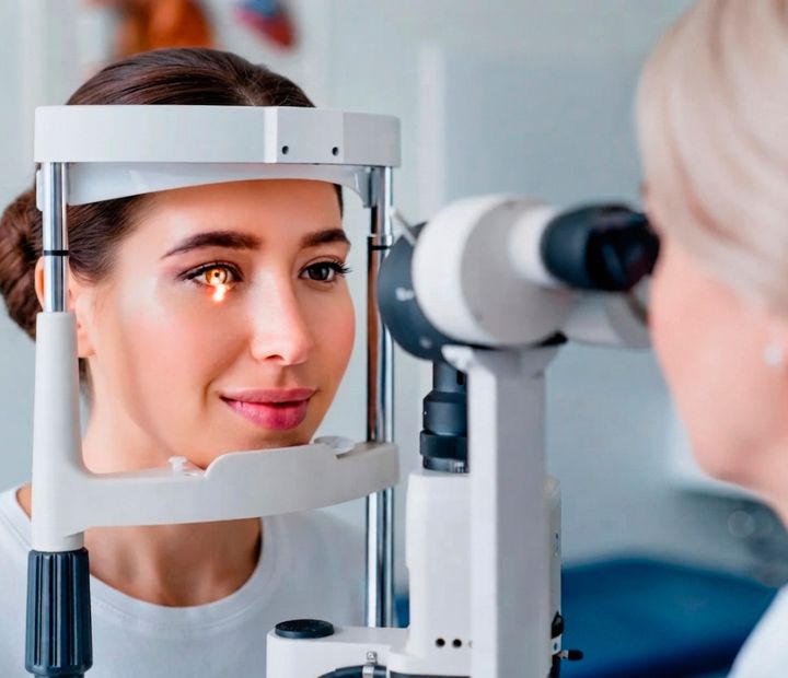 Examen ocular completo realizado con equipos de diagnóstico de alta precisión para evaluar la salud visual en Clínica Láser de Ojos en Medellín