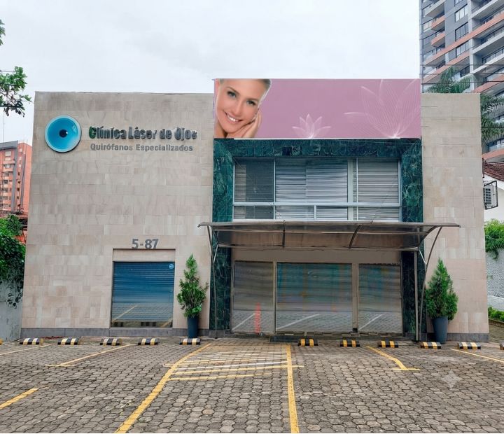 Vista exterior de instalaciones de Clínica Láser de Ojos Medellín.