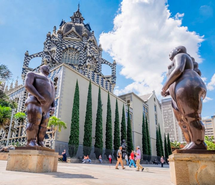 Plaza Botero en el centro de Medellín, destino ideal para turismo médico y oftalmológico en Colombia.