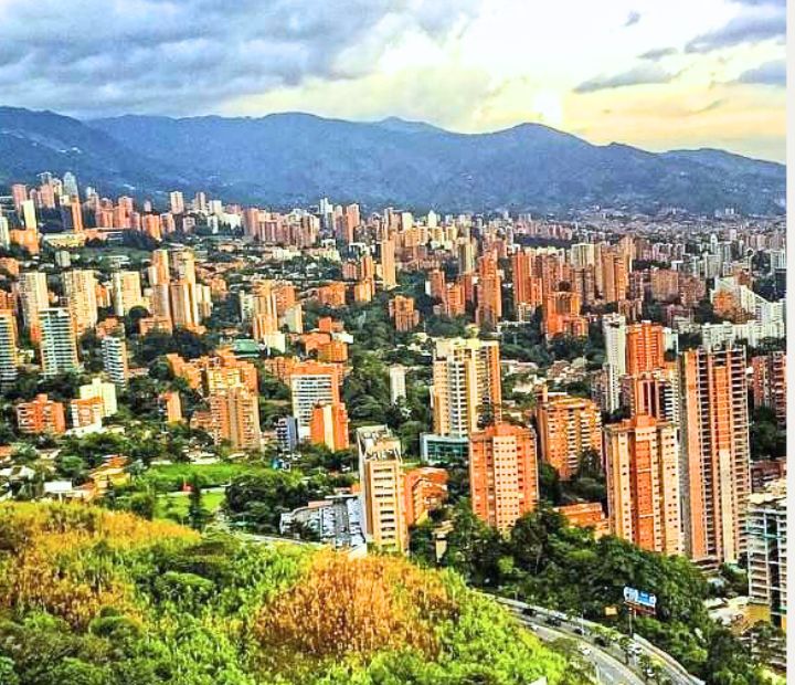 Vista panorámica de la ciudad de Medellín donde se encuentra ubicada la Clínica Láser de Ojos Medellín.
